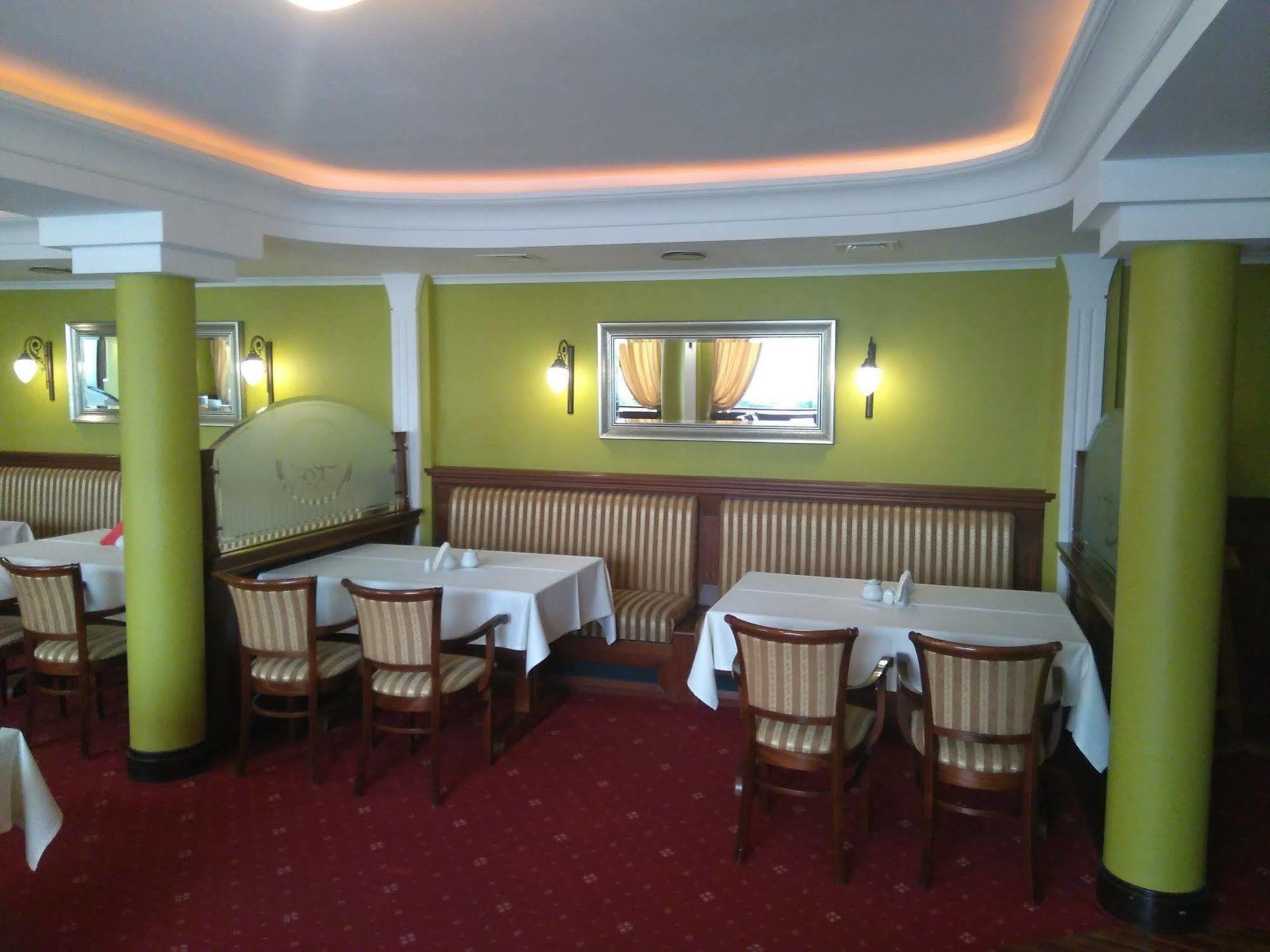 Hotel San Remo Zgierz Kültér fotó